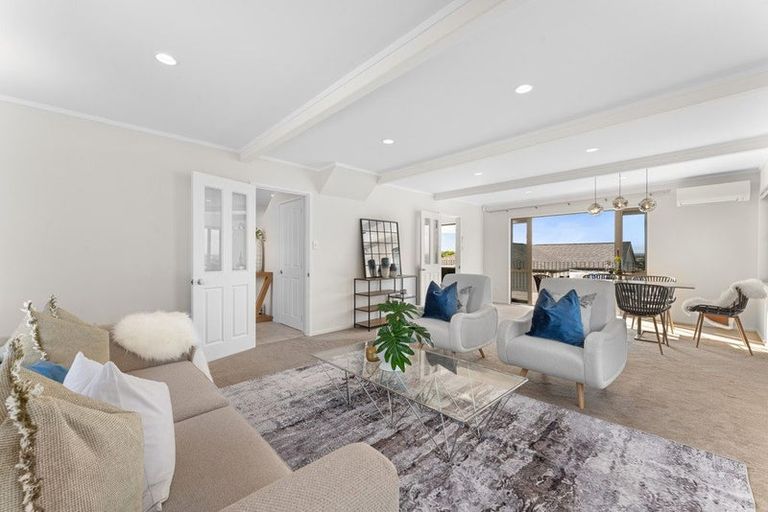 Photo of property in 152 Luckens Road, West Harbour, Auckland, 0618