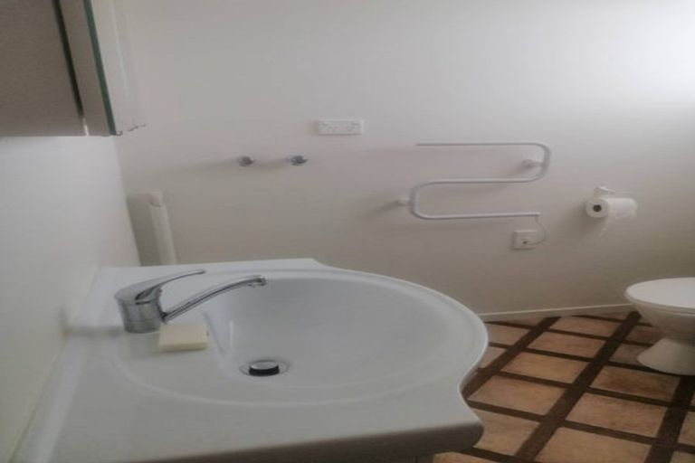 Photo of property in 613 Glenfield Road, Totara Vale, Auckland, 0629