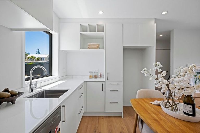 Photo of property in 1/721 Te Atatu Road, Te Atatu Peninsula, Auckland, 0610