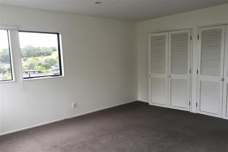 Photo of property in 2/5 Seaford Place, Murrays Bay, Auckland, 0630