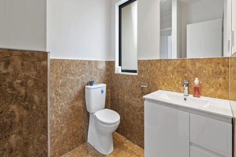 Photo of property in 5 Bloom Crescent, Sunnyvale, Auckland, 0612