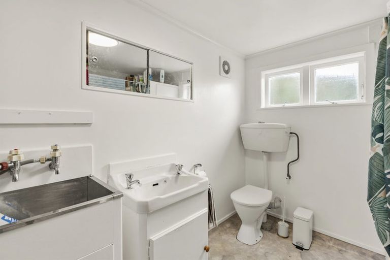 Photo of property in 142 Kelburn Parade, Kelburn, Wellington, 6012