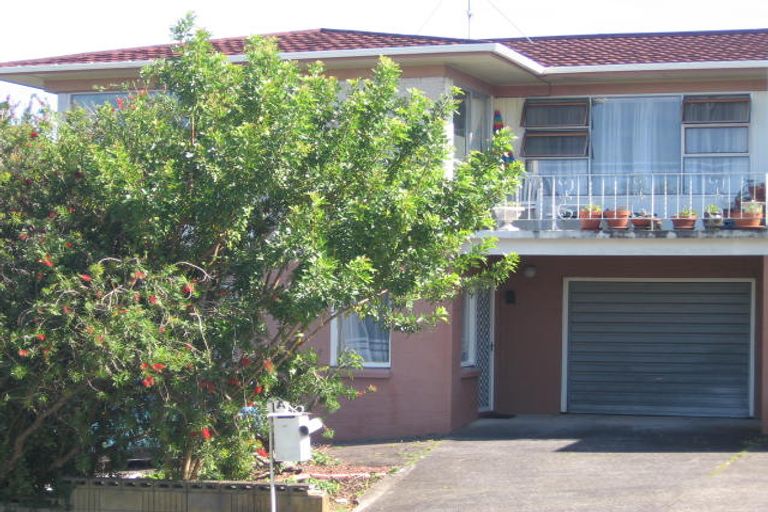 Photo of property in 2/1 Woodcote Drive, Glenfield, Auckland, 0629