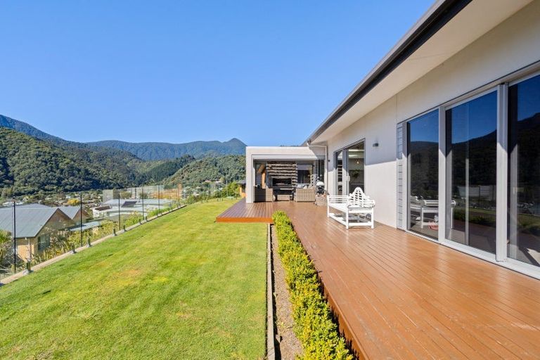 Photo of property in 16 Harbour View Heights, Picton, 7220