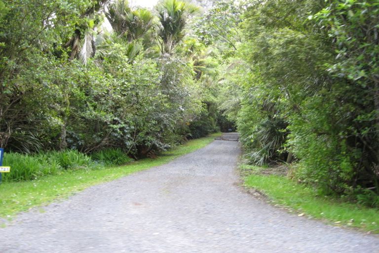 Photo of property in 51 Bush Road, Waiatarua, Auckland, 0604