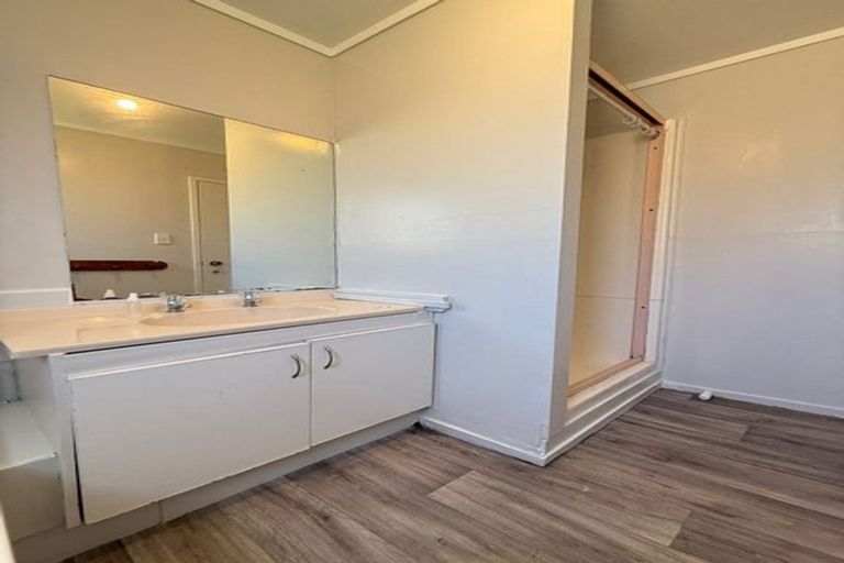 Photo of property in 2/6 Trimdon Street, Randwick Park, Auckland, 2105