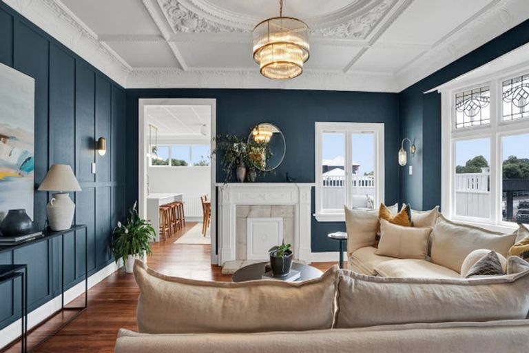 Photo of property in 10 Mangorei Road, Strandon, New Plymouth, 4312