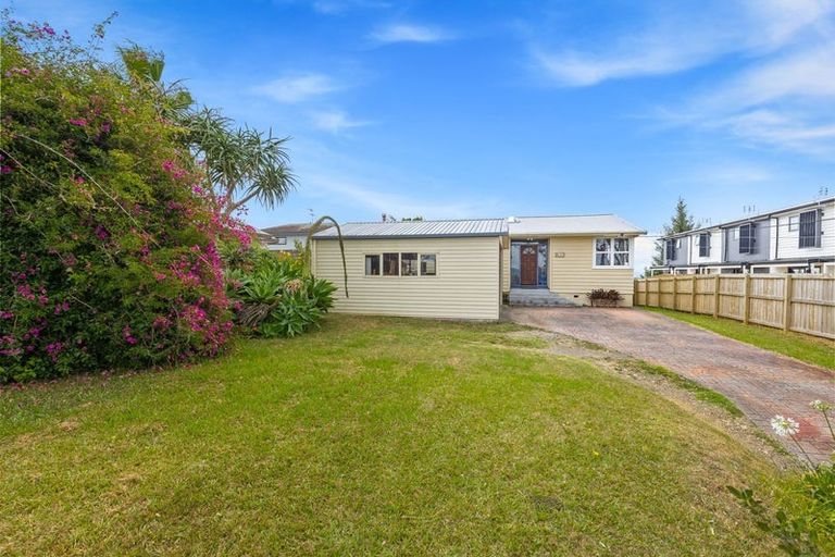 Photo of property in 253 Don Buck Road, Massey, Auckland, 0614