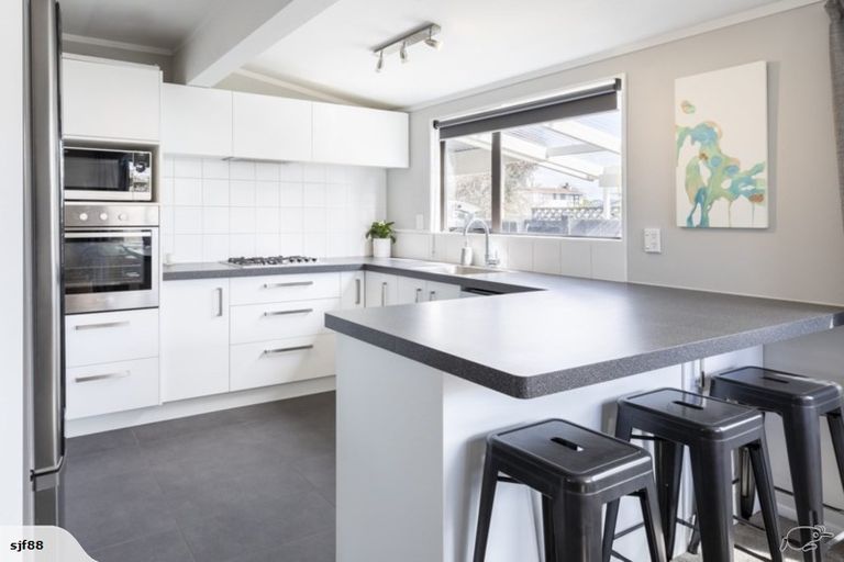 Photo of property in 6a Perrin Place, Kelvin Grove, Palmerston North, 4414