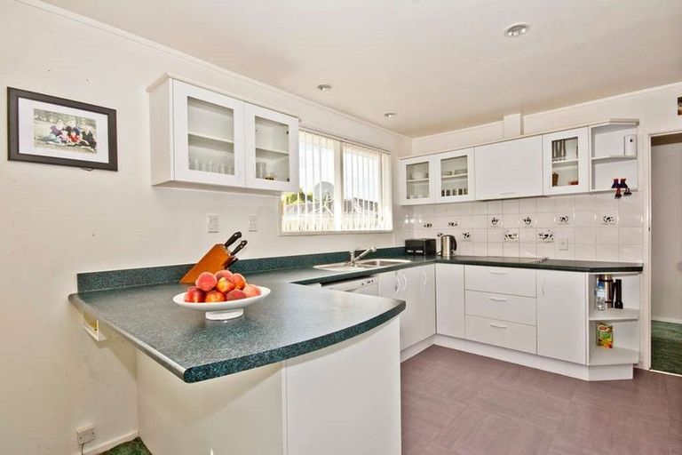 Photo of property in 44 Kemp Road, Massey, Auckland, 0614