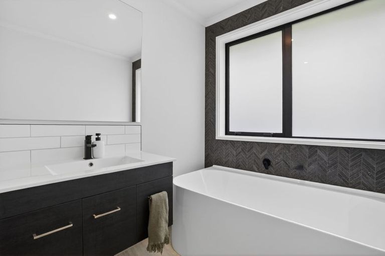 Photo of property in 4 Porokaiwhiri Avenue, Helensville, 0800