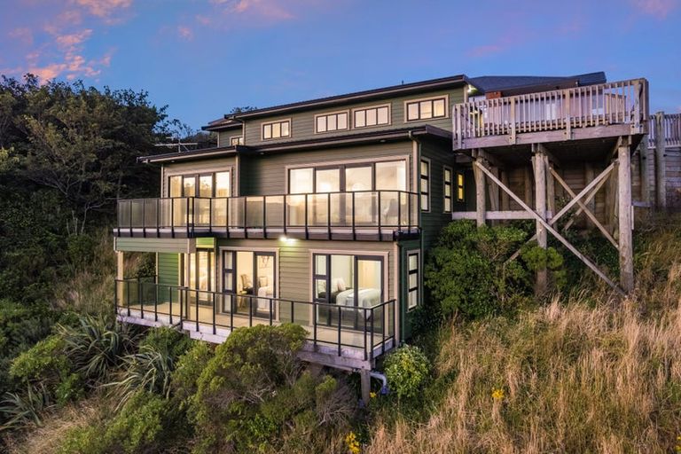 Photo of property in 6a Tamworth Crescent, Newlands, Wellington, 6037