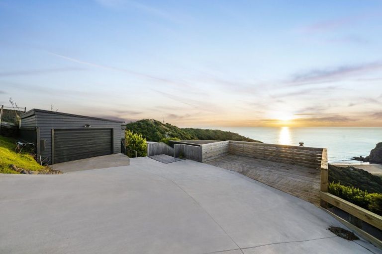 Photo of property in 81 Piha Road, Piha, 0772