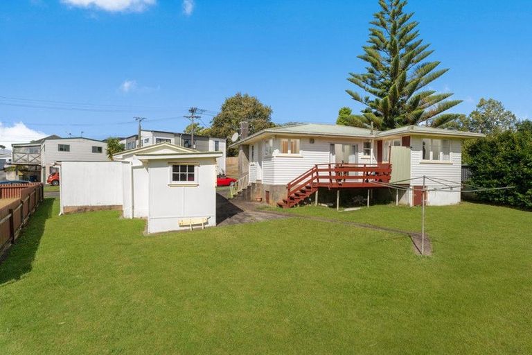 Photo of property in 4 Pomelo Road, Te Atatu South, Auckland, 0610