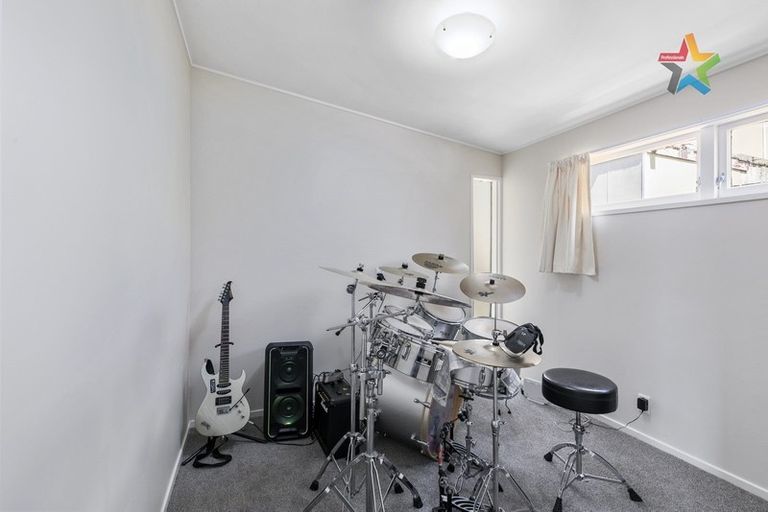 Photo of property in 27 Rakeiora Grove, Korokoro, Lower Hutt, 5012