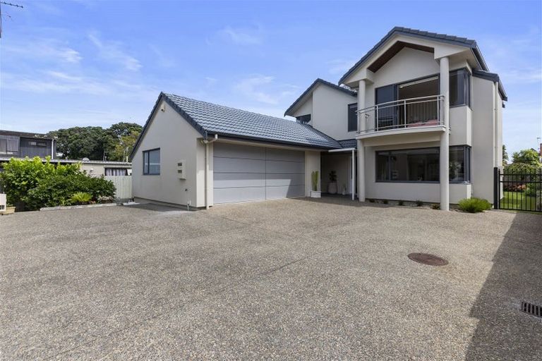 Photo of property in 22 The Esplanade, Eastern Beach, Auckland, 2012