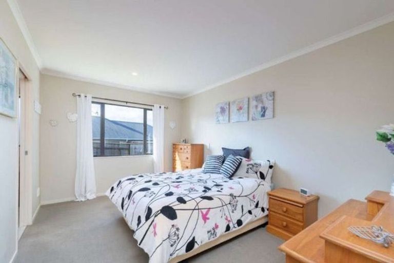 Photo of property in 27 James Nairn Grove, Riverstone Terraces, Upper Hutt, 5018