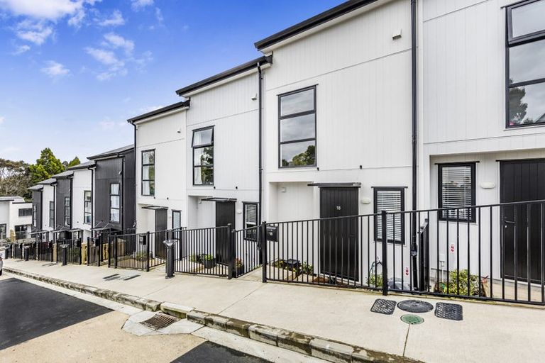 Photo of property in 18 Tokai Place, Glen Eden, 0602