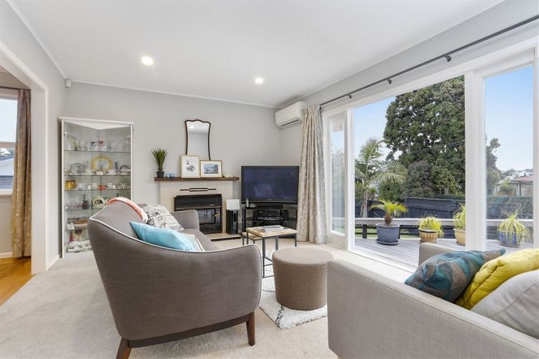 Photo of property in 2 Hughes Terrace, Te Atatu Peninsula, Auckland, 0610