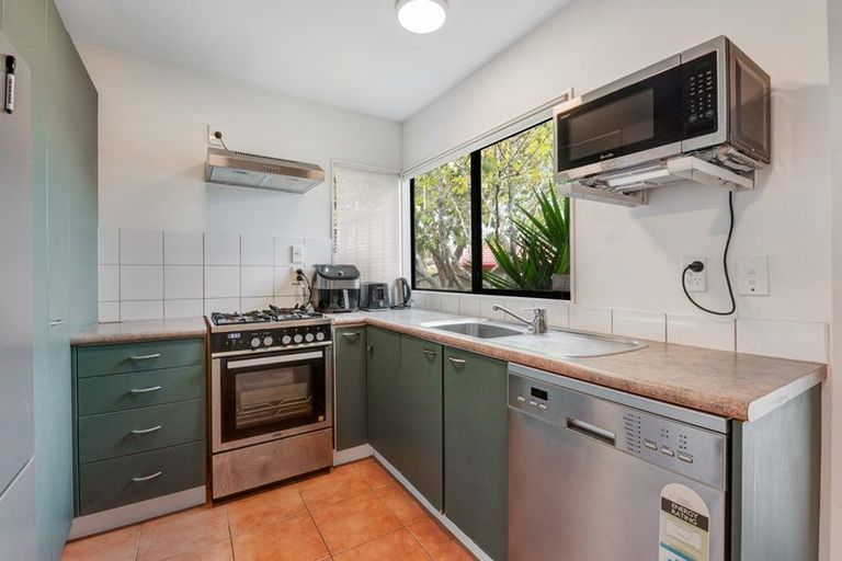 Photo of property in 19 Calypso Way, Unsworth Heights, Auckland, 0632