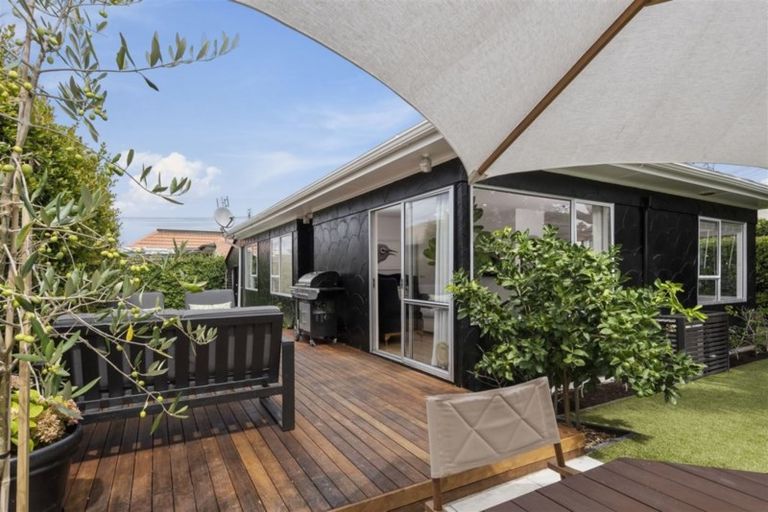 Photo of property in 2/7 Hanlon Crescent, Narrow Neck, Auckland, 0624