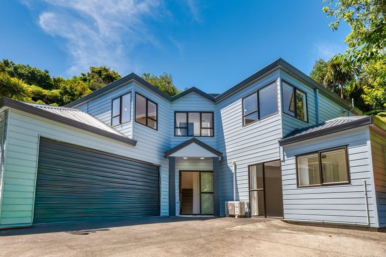 Photo of property in 8 Stitchbird Close, Murrays Bay, Auckland, 0630