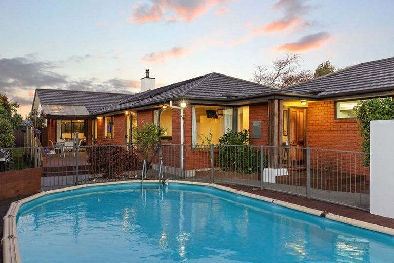 Photo of property in 10 Courtfield Close, Parklands, Christchurch, 8083