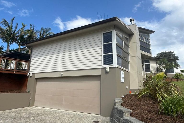 Photo of property in 112 Kittiwake Drive, Schnapper Rock, Auckland, 0632