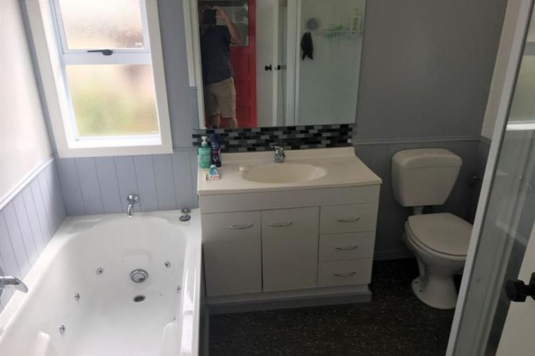 Photo of property in 1 River Road, Te Atatu Peninsula, Auckland, 0610