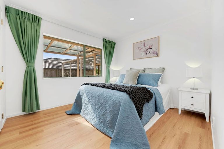 Photo of property in 5 Point View Link, East Tamaki Heights, Auckland, 2016