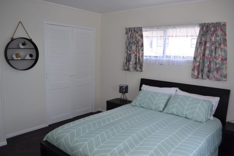 Photo of property in 52 Meadowood Drive, Unsworth Heights, Auckland, 0632