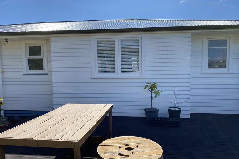 Photo of property in 7 Link Road, Newlands, Wellington, 6037