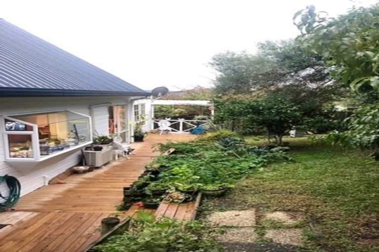 Photo of property in 3 Pohutukawa Avenue, Red Beach, 0932