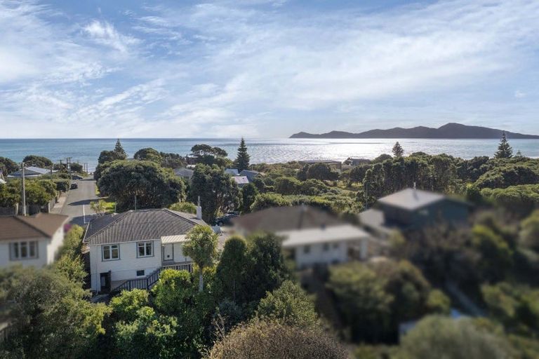 Photo of property in 166 Wellington Road, Paekakariki, 5034