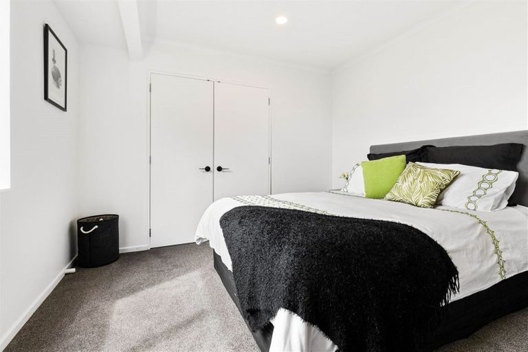 Photo of property in 15a Rixon Place, Te Atatu Peninsula, Auckland, 0610