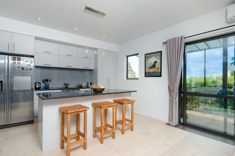Photo of property in 24 Edgerton Road, Te Atatu Peninsula, Auckland, 0610