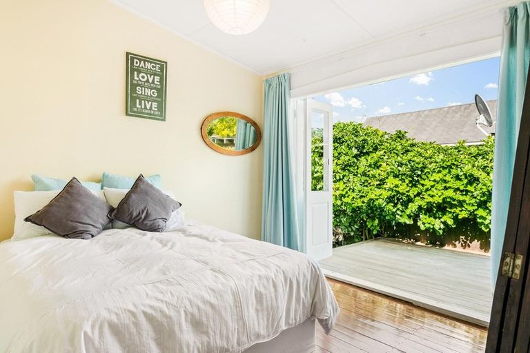 Photo of property in 24 Graham Avenue, Te Atatu Peninsula, Auckland, 0610