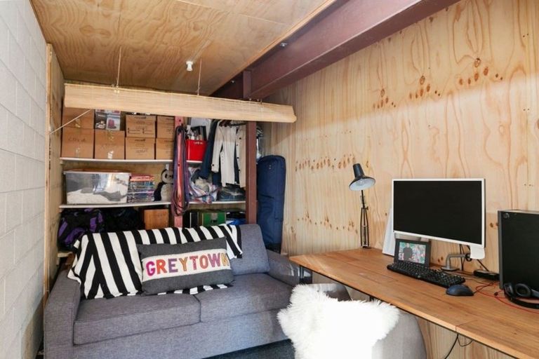 Photo of property in 19b Miles Crescent, Newlands, Wellington, 6037