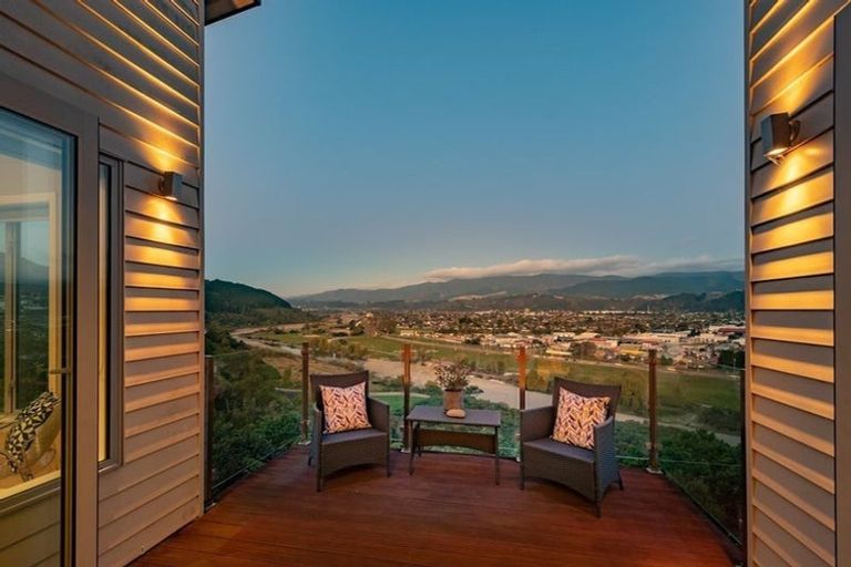 Photo of property in 25a Riverstone Drive, Riverstone Terraces, Upper Hutt, 5018