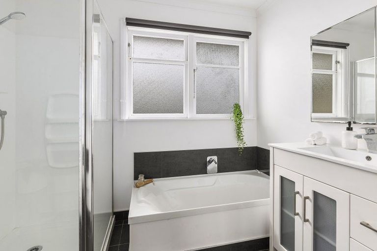 Photo of property in 17 Kereru Bend, Tawa, Wellington, 5028