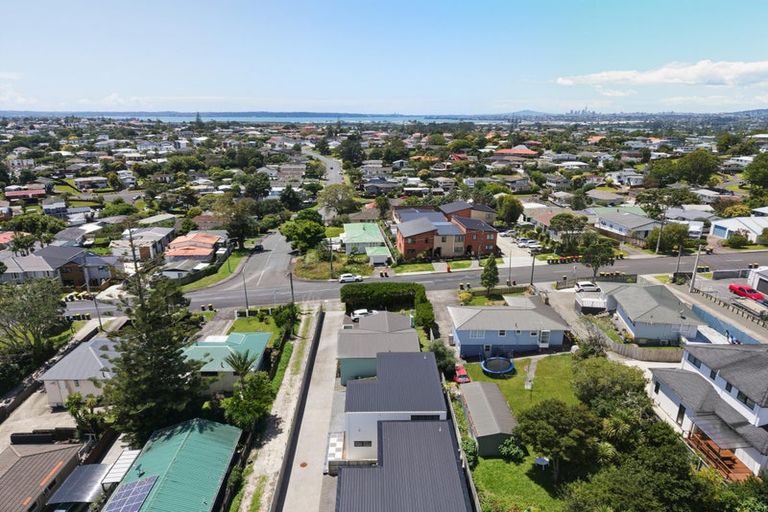 Photo of property in 85a Awaroa Road, Sunnyvale, Auckland, 0612