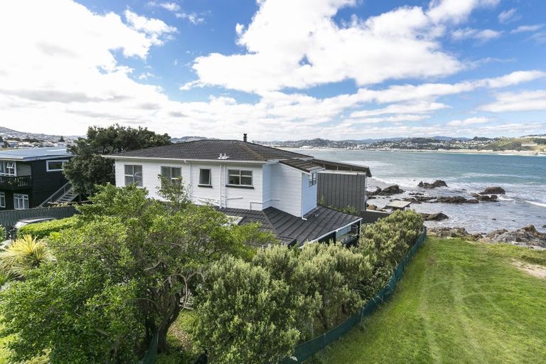 Photo of property in 281 Queens Drive, Lyall Bay, Wellington, 6022