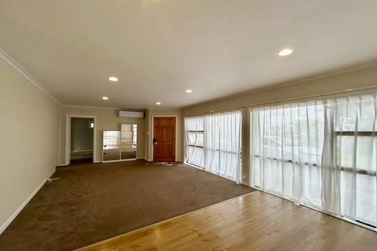 Photo of property in 1/136 Sunset Road, Unsworth Heights, Auckland, 0632