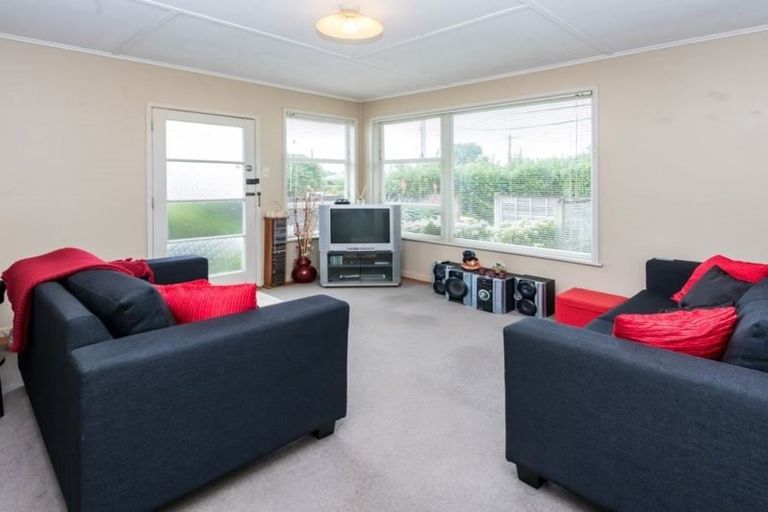 Photo of property in 1/80 Gloria Avenue, Te Atatu Peninsula, Auckland, 0610