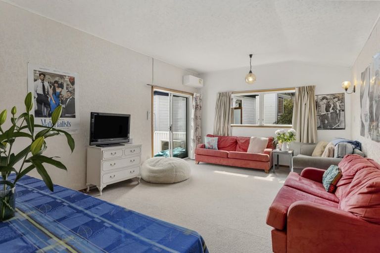 Photo of property in 142 Kelburn Parade, Kelburn, Wellington, 6012