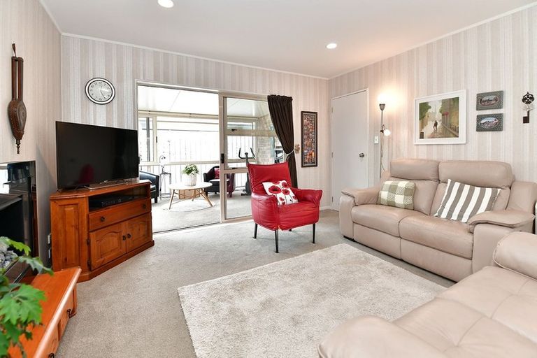 Photo of property in 2/11 Milton Road, Orewa, 0931