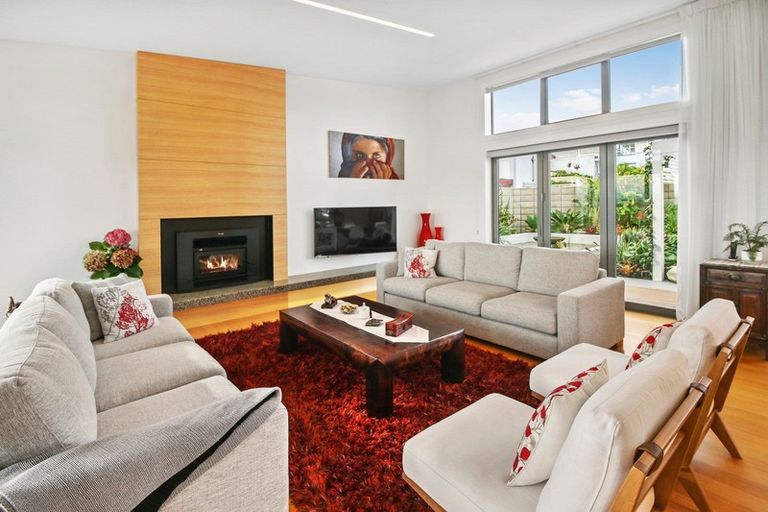 Photo of property in 10 Convent Road, Bluff Hill, Napier, 4110