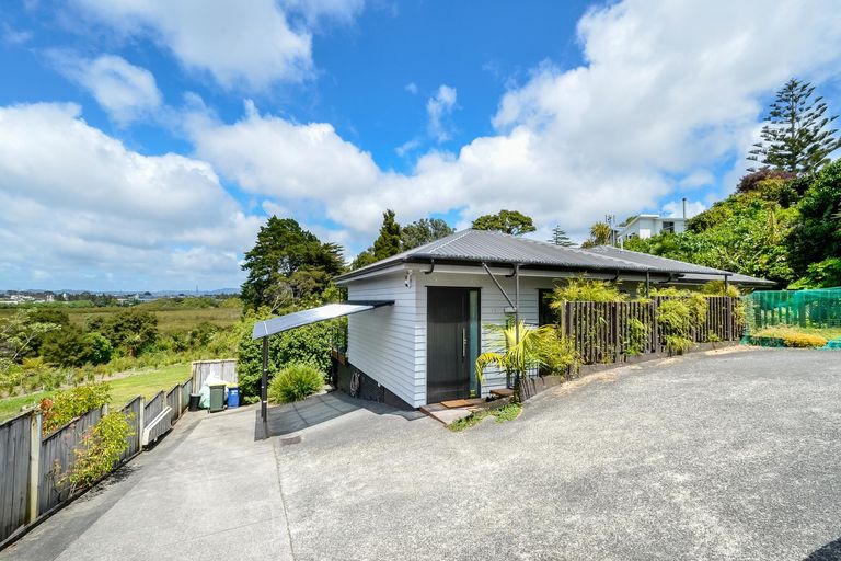 Photo of property in 24 Edgerton Road, Te Atatu Peninsula, Auckland, 0610