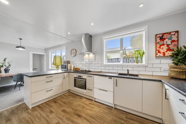 Photo of property in 11 Mount View Place, Spotswood, New Plymouth, 4310