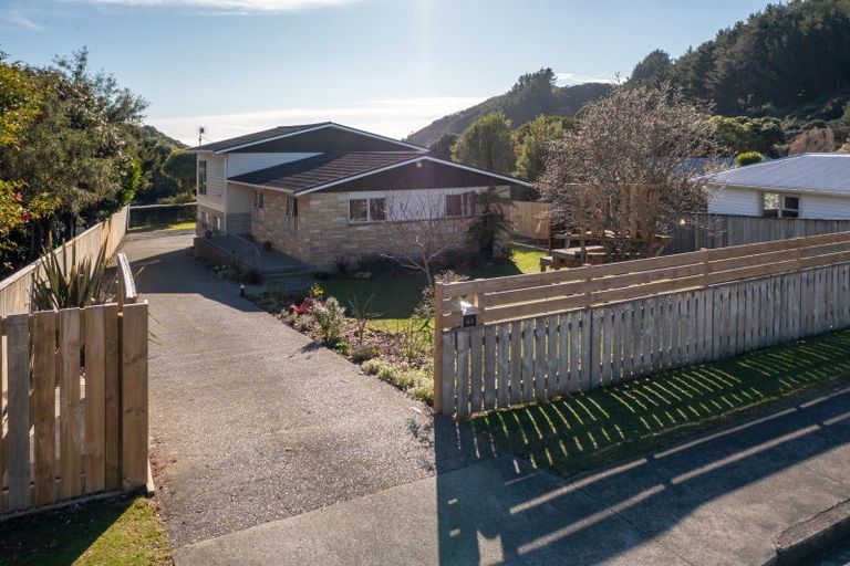 Photo of property in 43 Kaitawa Crescent, Paraparaumu, 5032